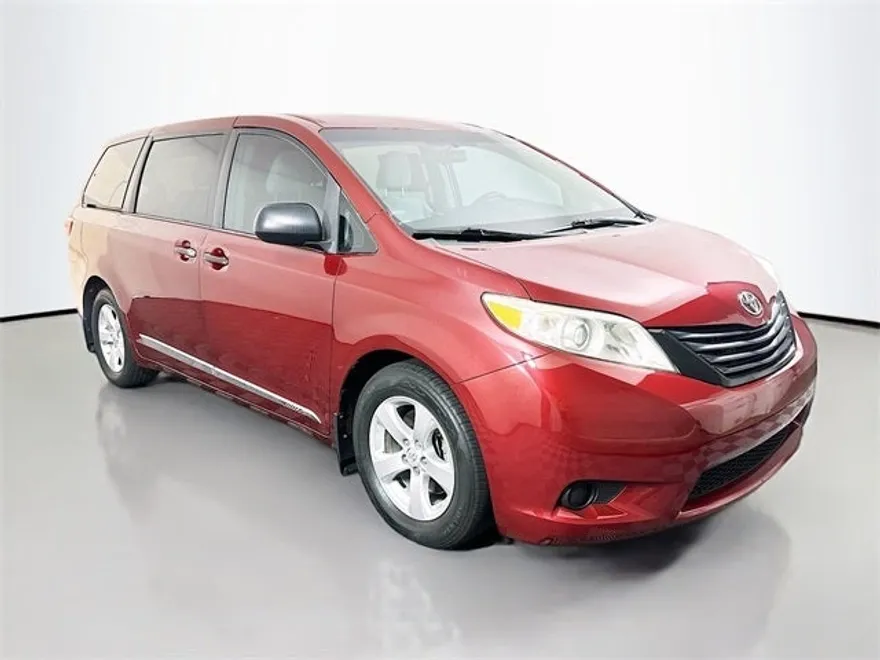 2015 Toyota Sienna L photo 1
