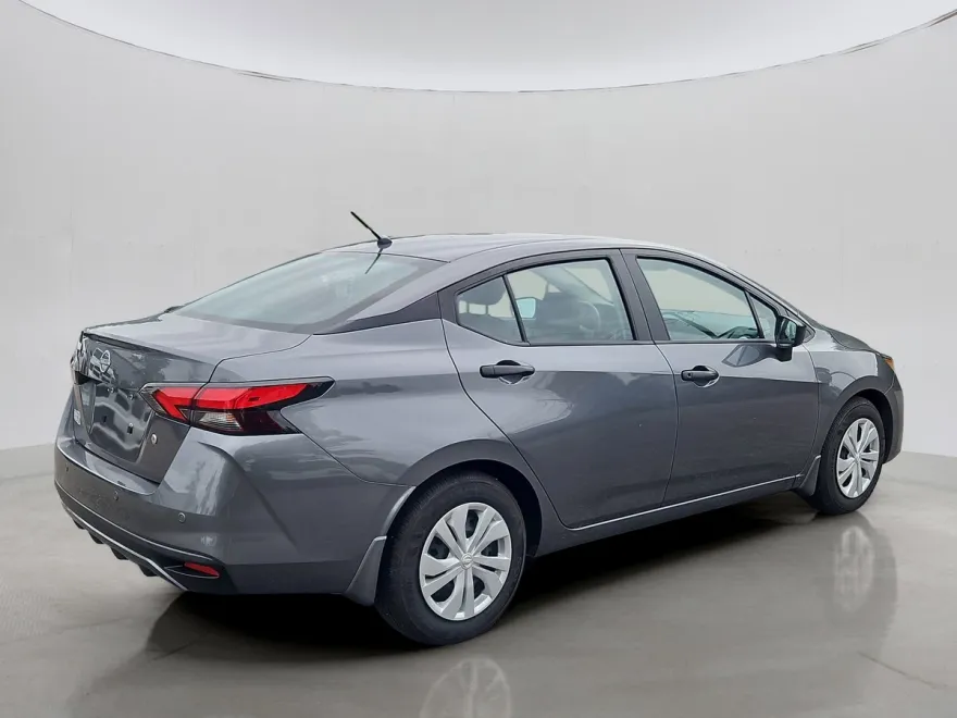2025 Nissan Versa 1.6 S photo 1