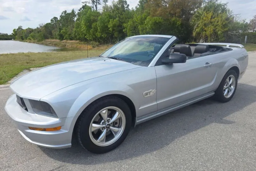 2006 Ford Mustang GT Premium photo 1