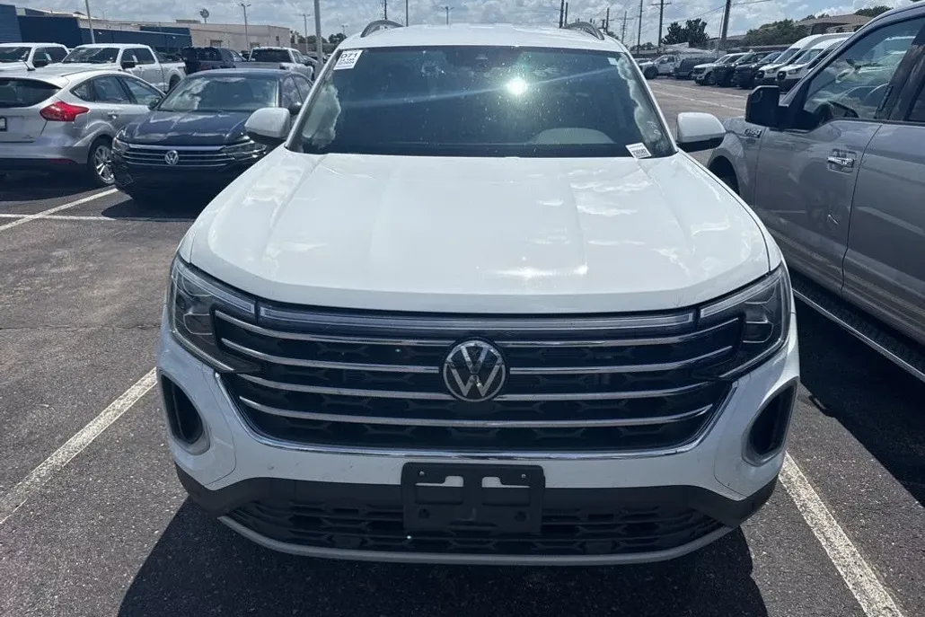 2024 Volkswagen Atlas SE Technology photo 1
