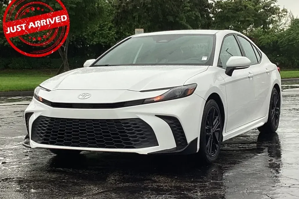 2025 Toyota Camry LE photo 1
