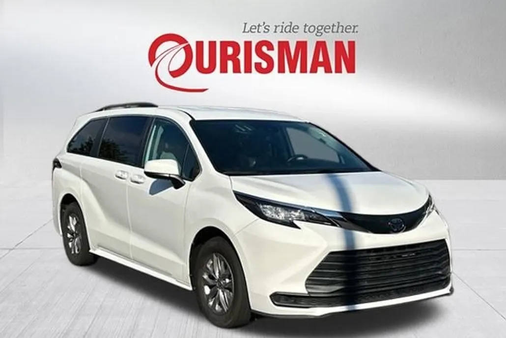 2022 Toyota Sienna LE photo 1