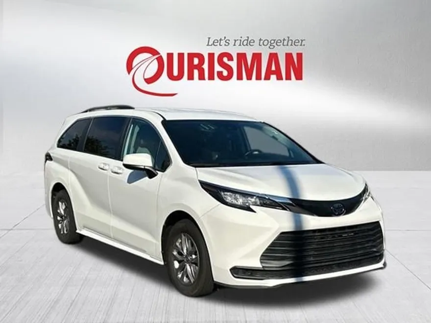 2022 Toyota Sienna LE photo 1