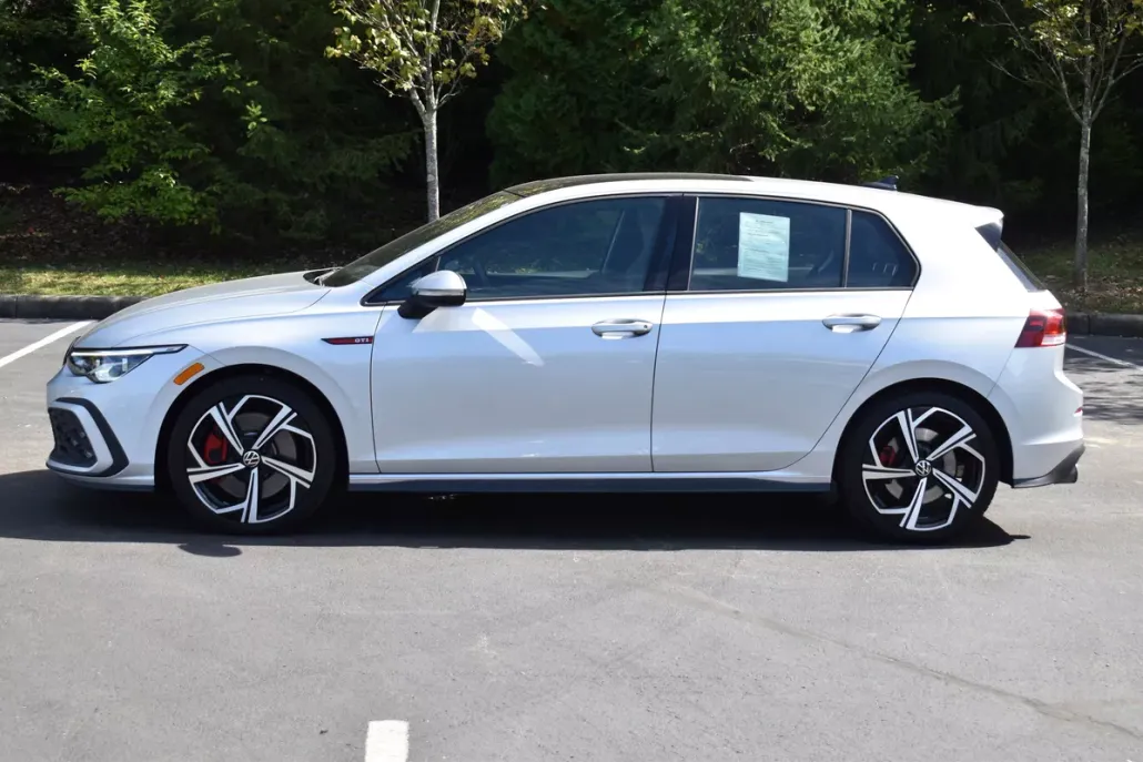2024 Volkswagen Golf GTI SE photo 1