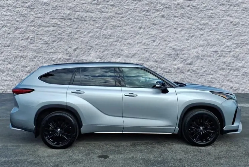 2023 Toyota Highlander L photo 1