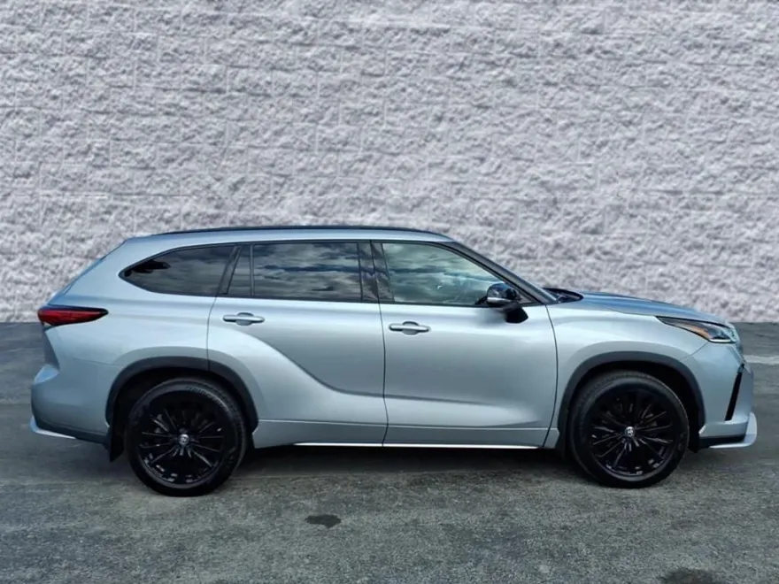 2023 Toyota Highlander L photo 1