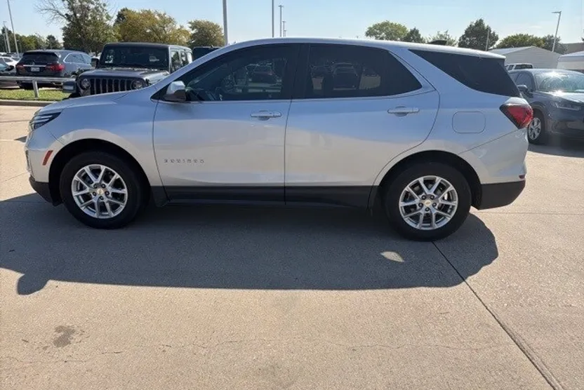 2022 Chevrolet Equinox LT photo 1