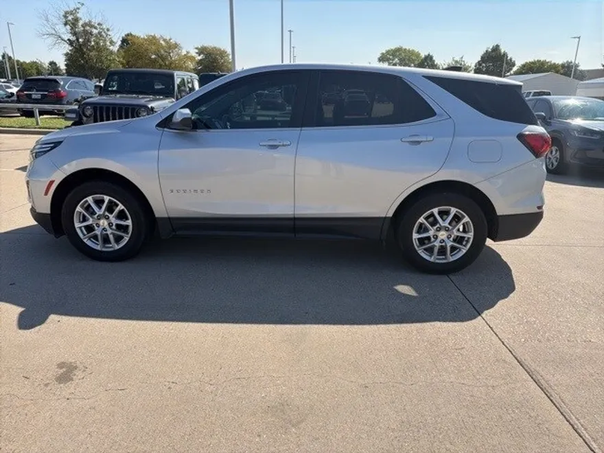 2022 Chevrolet Equinox LT photo 1