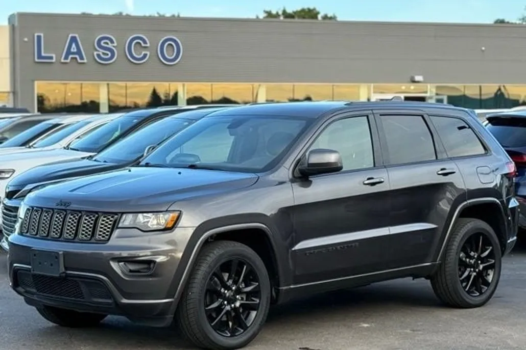 2020 Jeep Grand Cherokee Laredo Altitude photo 1