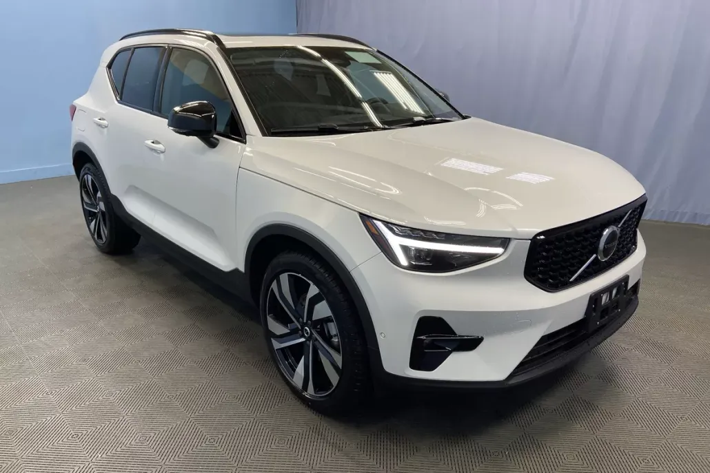 2026 Volvo XC40 photo 1