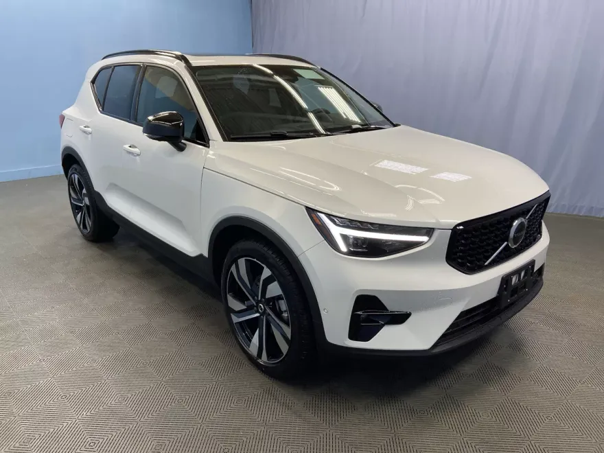 2026 Volvo XC40 photo 1