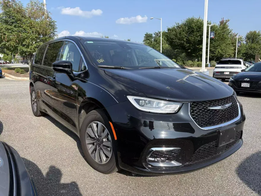2024 Chrysler Pacifica Hybrid photo 1