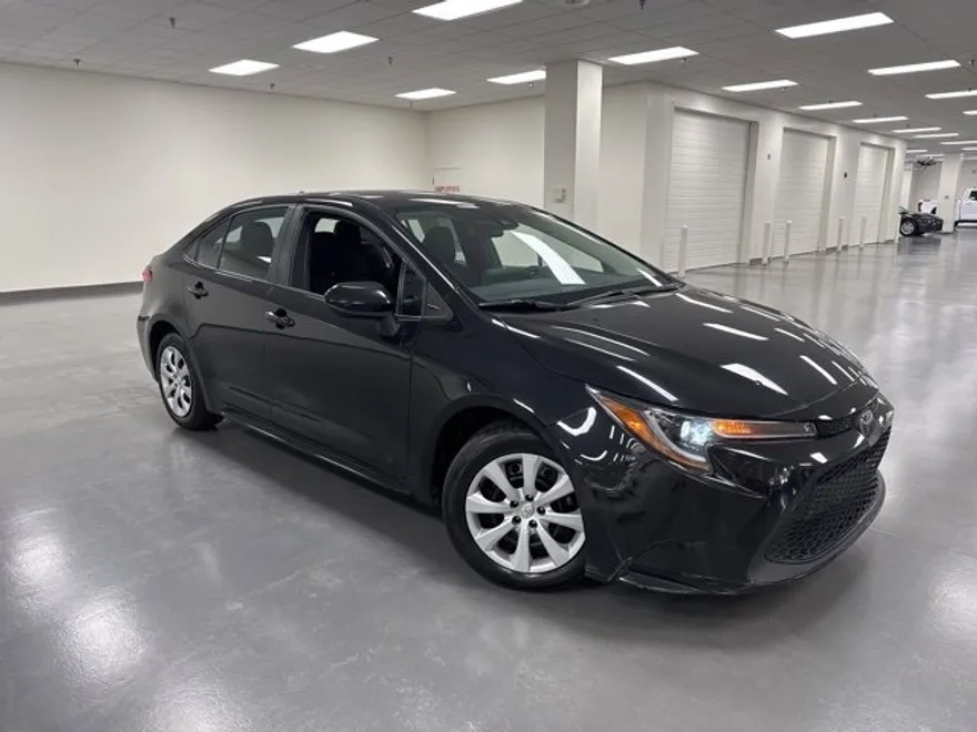 2022 Toyota Corolla LE photo 1