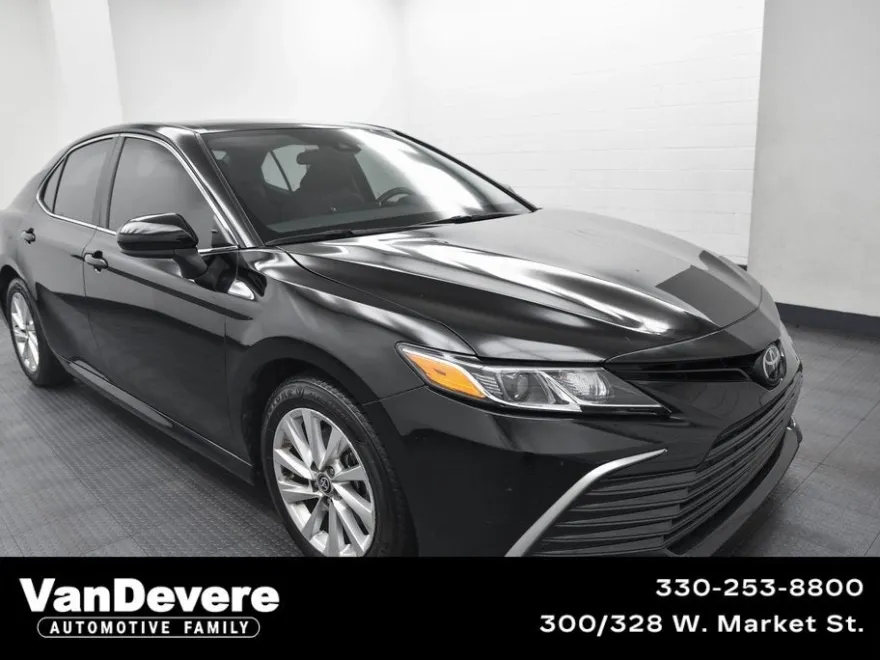 2023 Toyota Camry LE photo 1