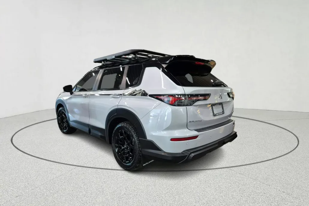 2025 Mitsubishi Outlander SE photo 1