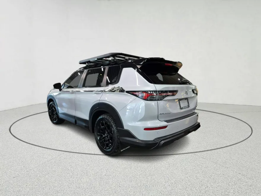 2025 Mitsubishi Outlander SE photo 1