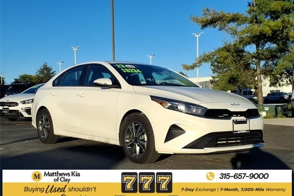 2023 Kia Forte LXS photo 1