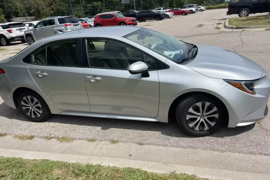 2022 Toyota Corolla Hybrid LE photo 1