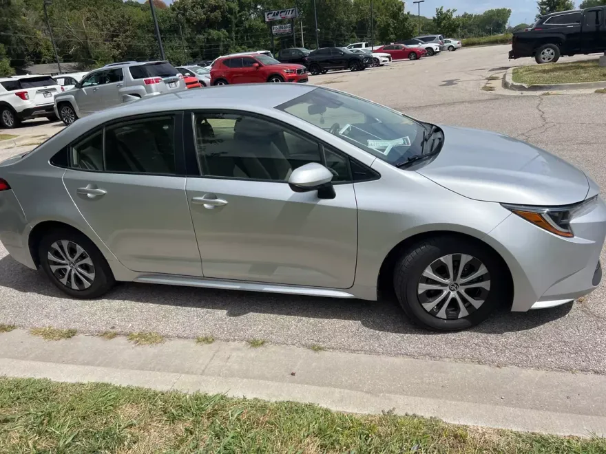 2022 Toyota Corolla Hybrid LE photo 1