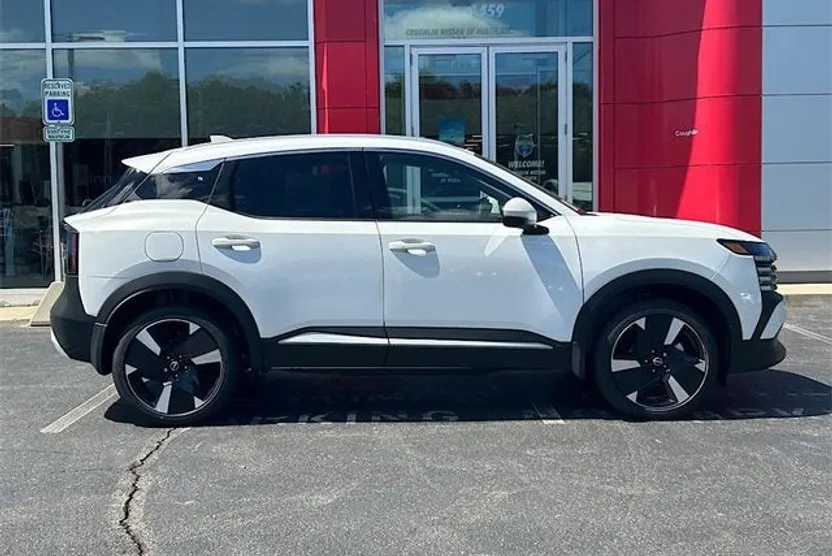 2025 Nissan Kicks SR photo 1