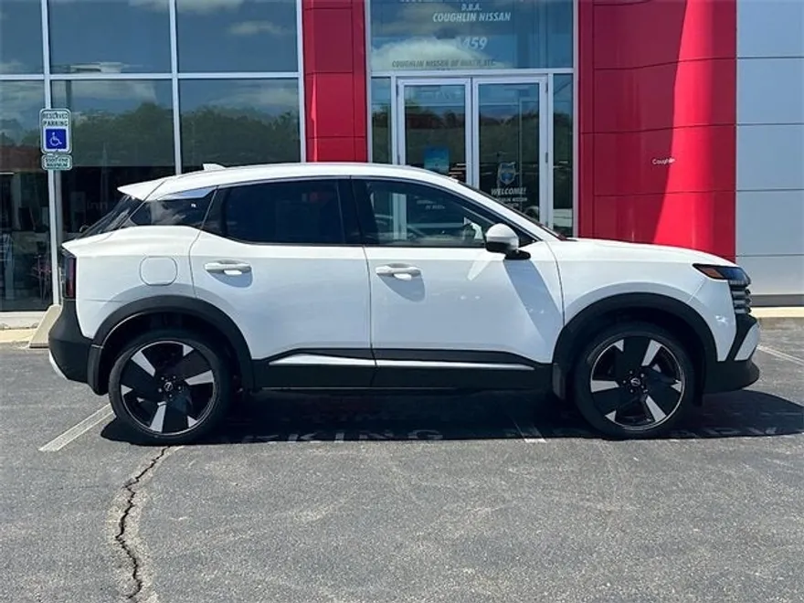 2025 Nissan Kicks SR photo 1