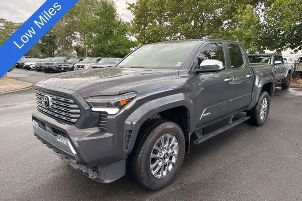 2024 Toyota Tacoma 4x4 SR5 photo 1