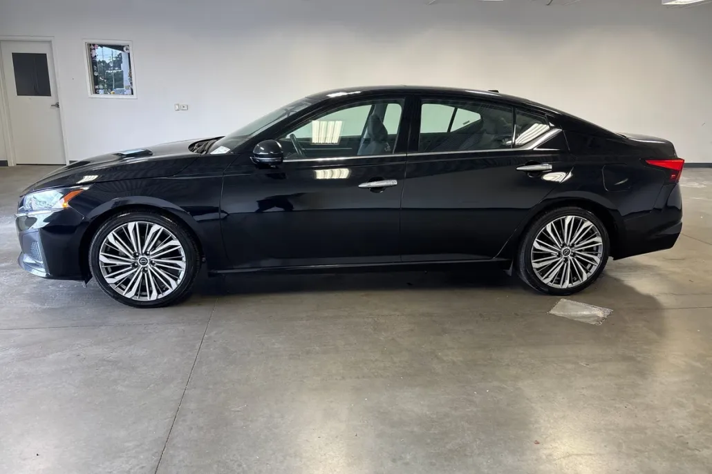 2023 Nissan Altima 2.5 SL photo 1