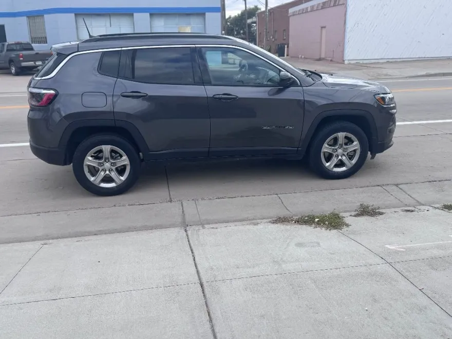 2024 Jeep Compass Latitude photo 1