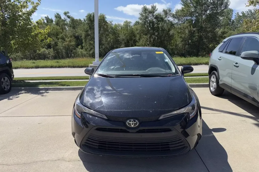2023 Toyota Corolla LE photo 1
