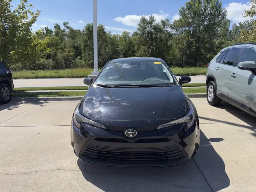 2023 Toyota Corolla LE photo 1