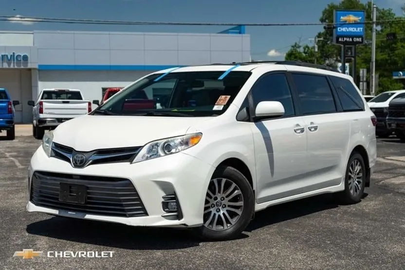 2020 Toyota Sienna XLE photo 1