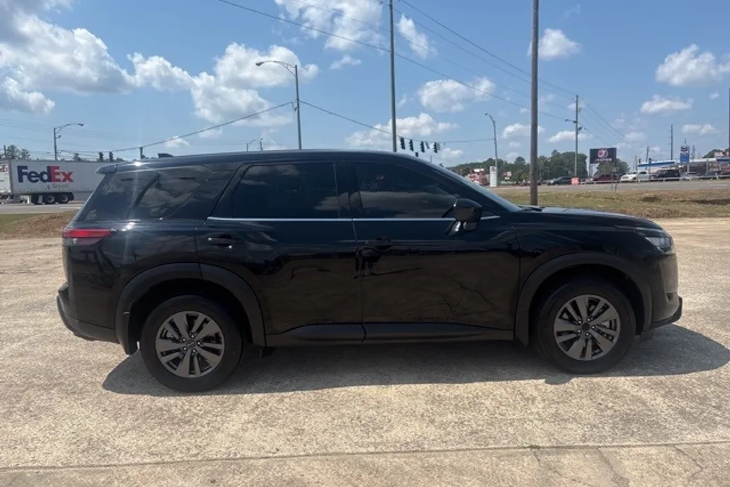 2024 Nissan Pathfinder S photo 1