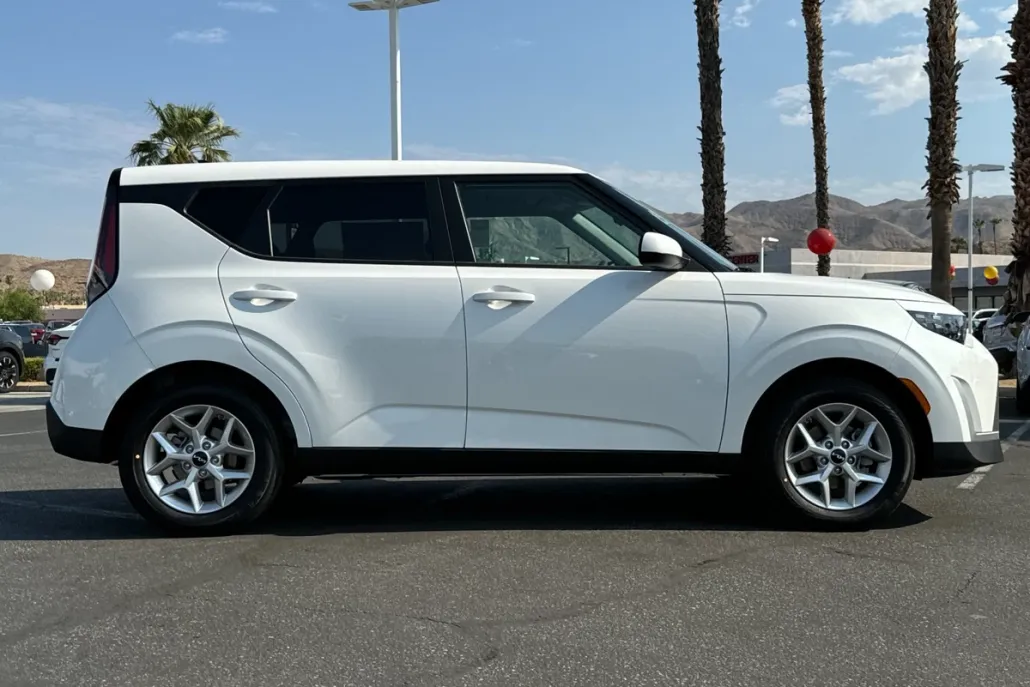 2025 Kia Soul LX photo 1