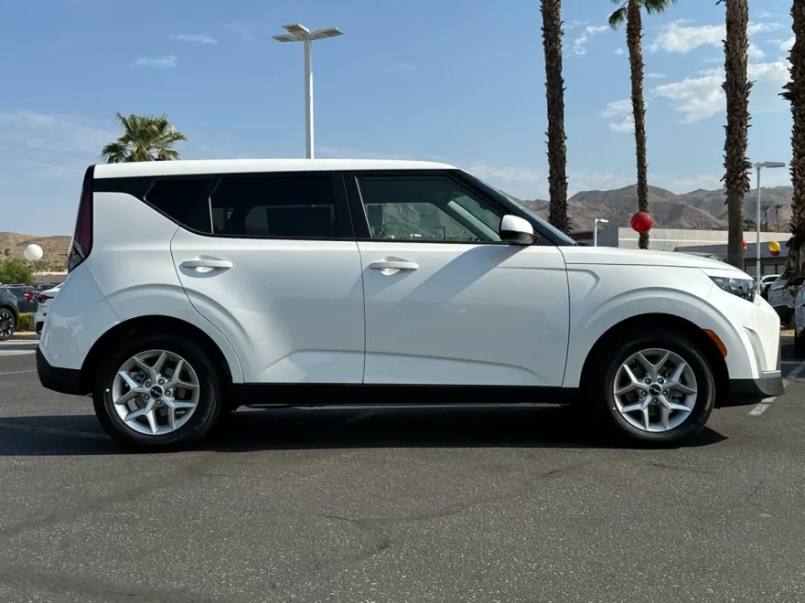 2025 Kia Soul LX photo 1