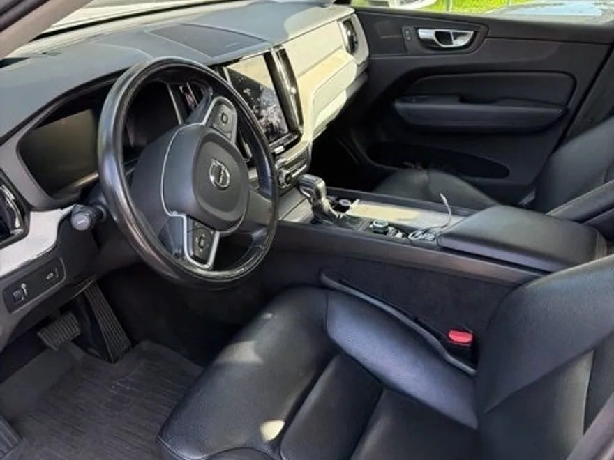 2018 Volvo XC60 T6 Momentum photo 1