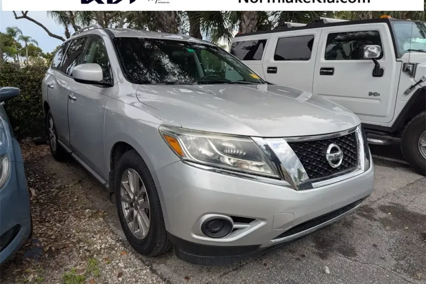 2015 Nissan Pathfinder S photo 1
