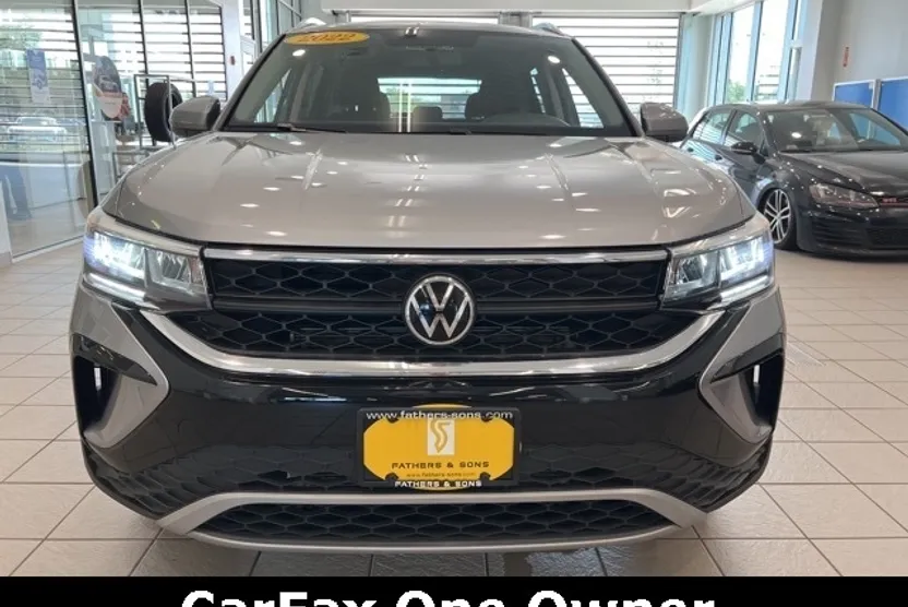 2022 Volkswagen Taos SE photo 1