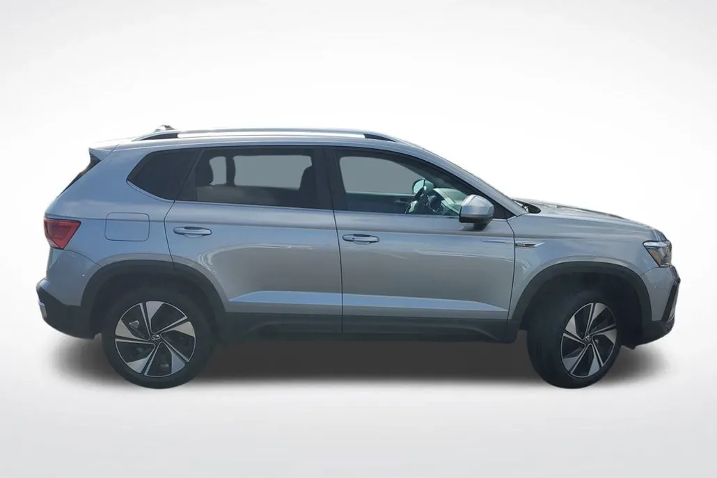 2024 Volkswagen Taos SE photo 1