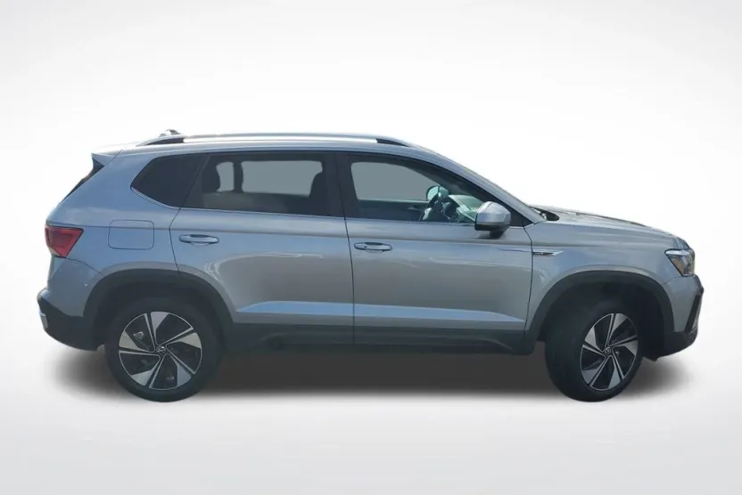 2024 Volkswagen Taos SE photo 1