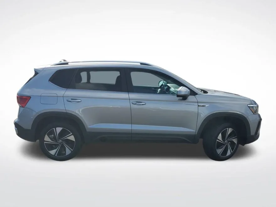 2024 Volkswagen Taos SE photo 1