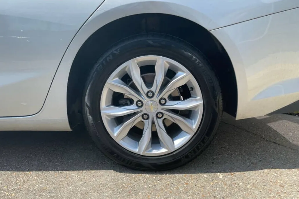 2020 Chevrolet Malibu photo 1