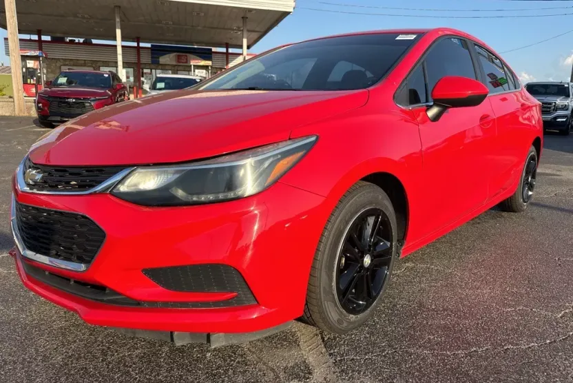 2018 Chevrolet Cruze LT photo 1