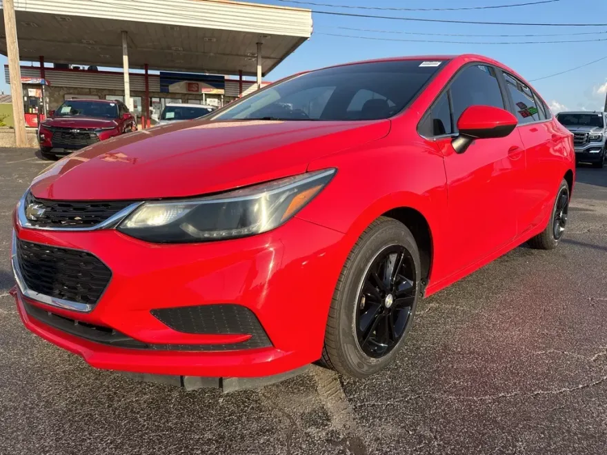 2018 Chevrolet Cruze LT photo 1