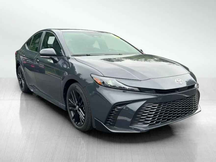 2025 Toyota Camry SE Hybrid photo 1