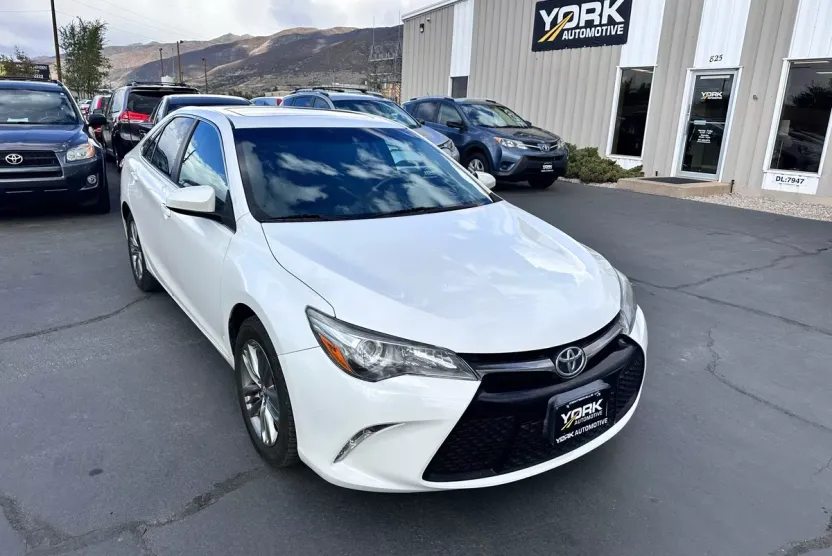 2016 Toyota Camry SE photo 1