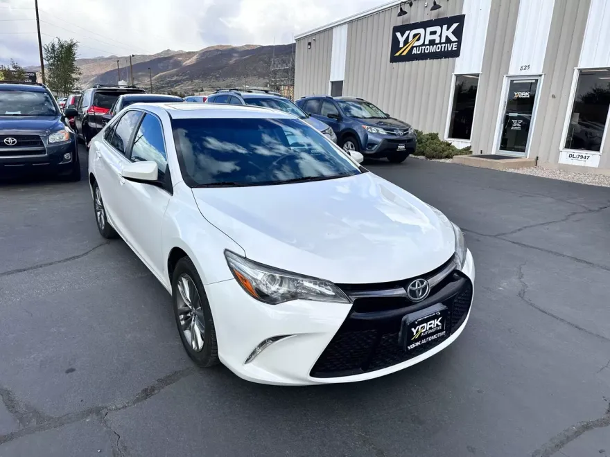 2016 Toyota Camry SE photo 1