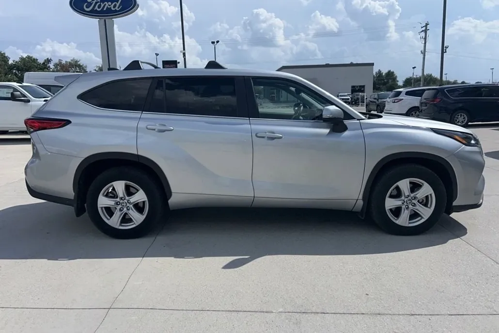2023 Toyota Highlander L photo 1