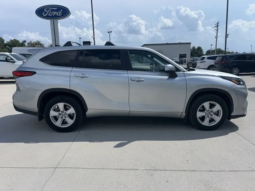 2023 Toyota Highlander L photo 1