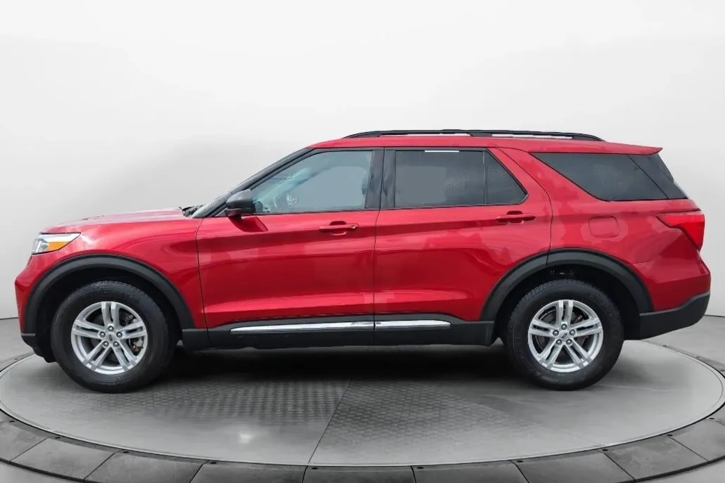 2021 Ford Explorer XLT photo 1