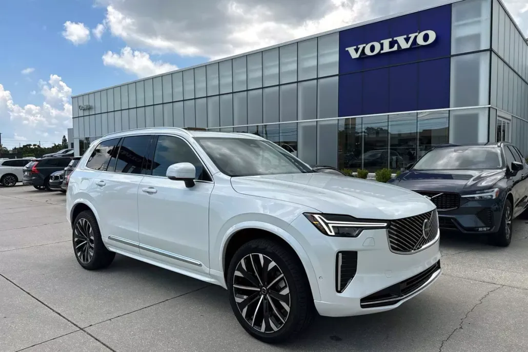 2026 Volvo XC90 B5 Plus photo 1
